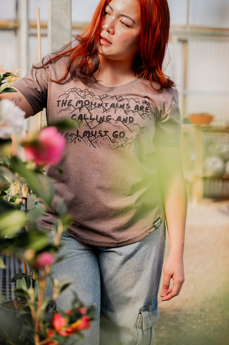 MOUNTAINS CALLING - Women's Eco Tee - Heather Brown