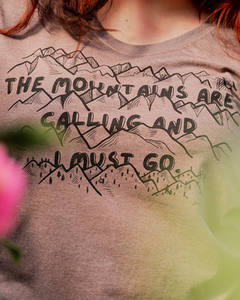 MOUNTAINS CALLING - Women's Eco Tee - Heather Brown